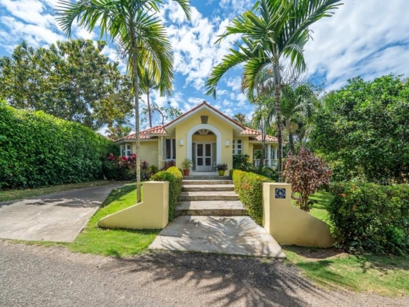 Villa in Casa Linda streetview