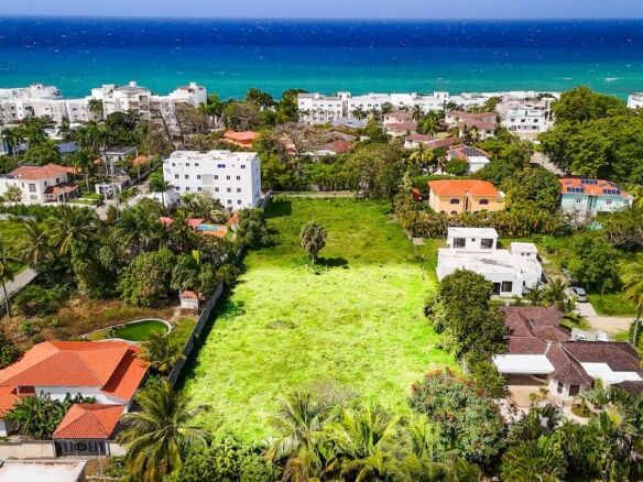 2,000m² Development Opportunity Near the Beach No HOA