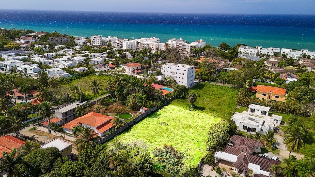 2,000m² Development Opportunity Near the Beach No HOA