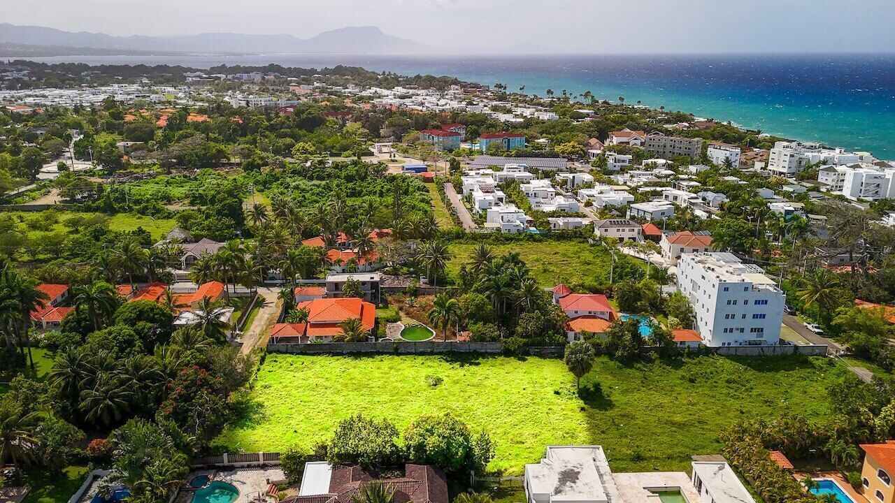 2,000m² Development Opportunity Near the Beach No HOA