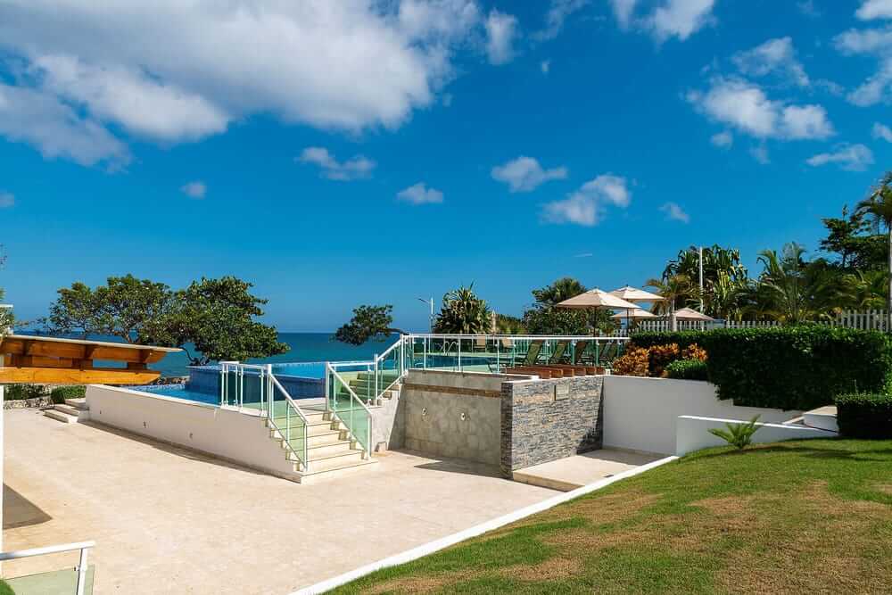 Incredible Oceanfront Apartment with Direct Beach Access