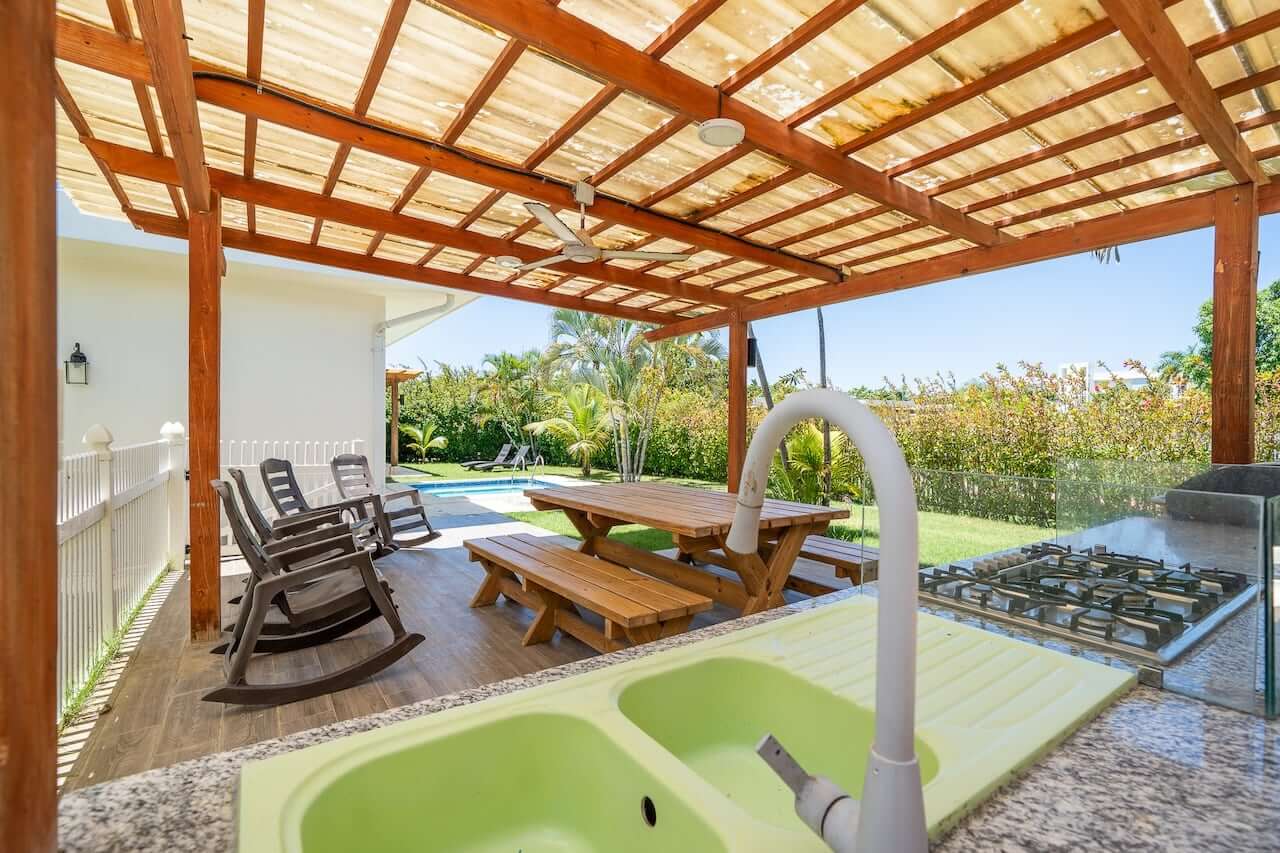 Sophisticated Island Living – 4-Bedroom Luxury Villa with Resort-Style Amenities
