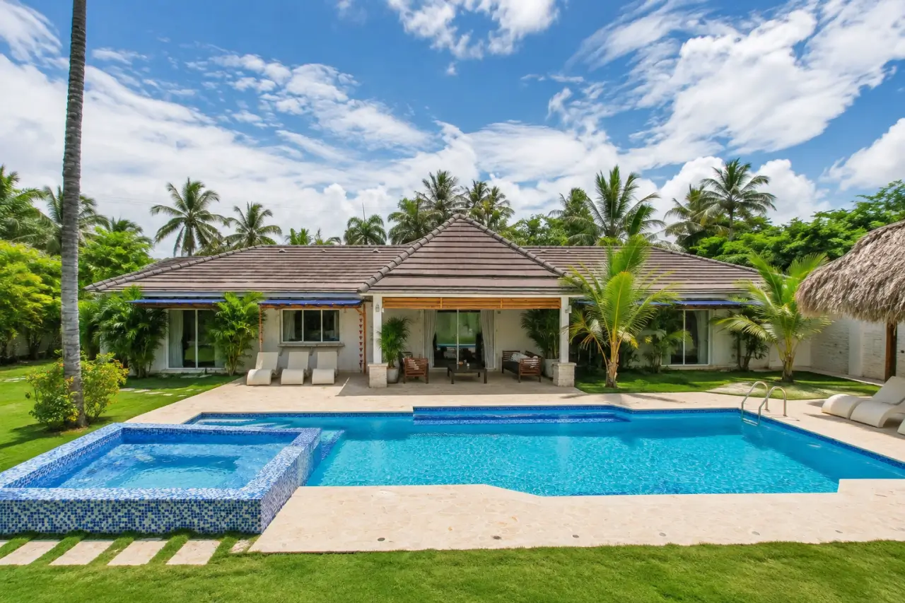 luxury-9-bedroom-villa-in-a-pristine-gates-community-img-12 Luxury 9 Bedroom Villa in a Pristine Gated Community