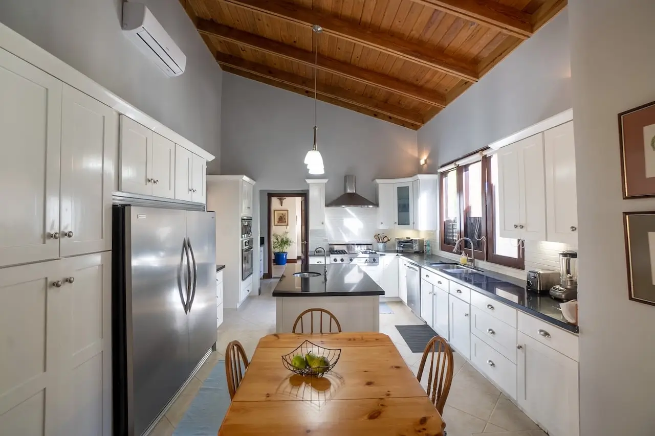 Private Luxury Villa in Sea Horse Ranch with guest house