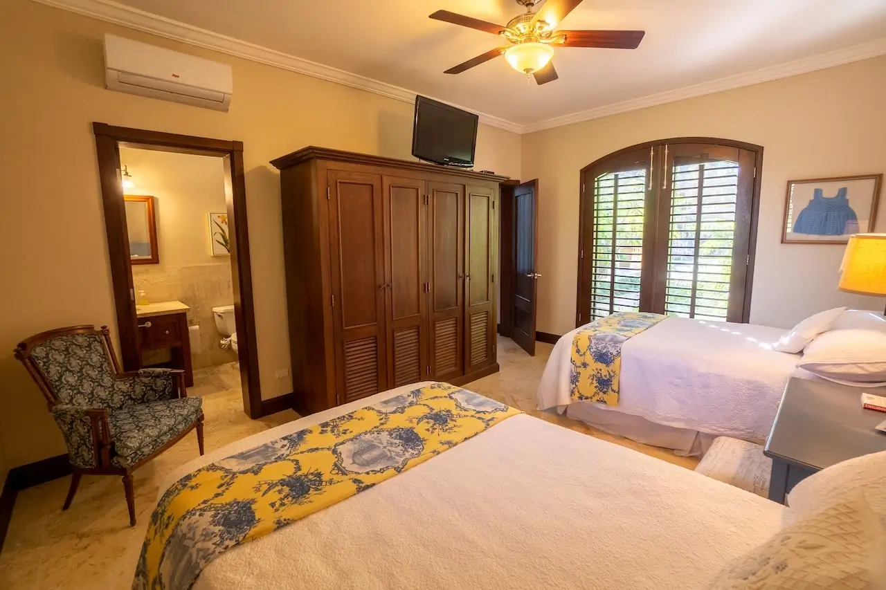 Private Luxury Villa in Sea Horse Ranch with guest house