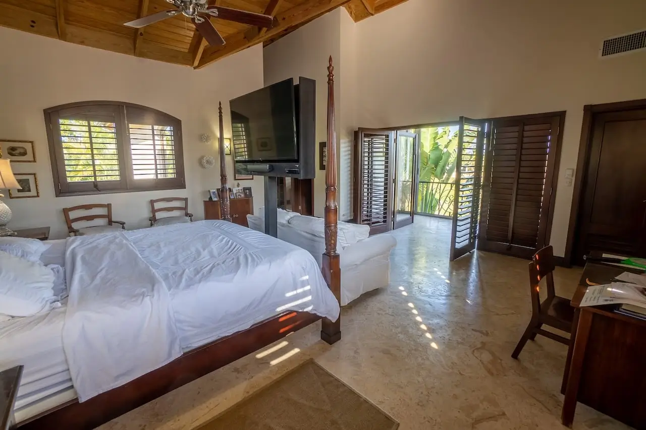 Private Luxury Villa in Sea Horse Ranch with guest house