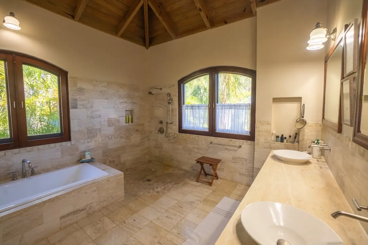 Private Luxury Villa in Sea Horse Ranch with guest house