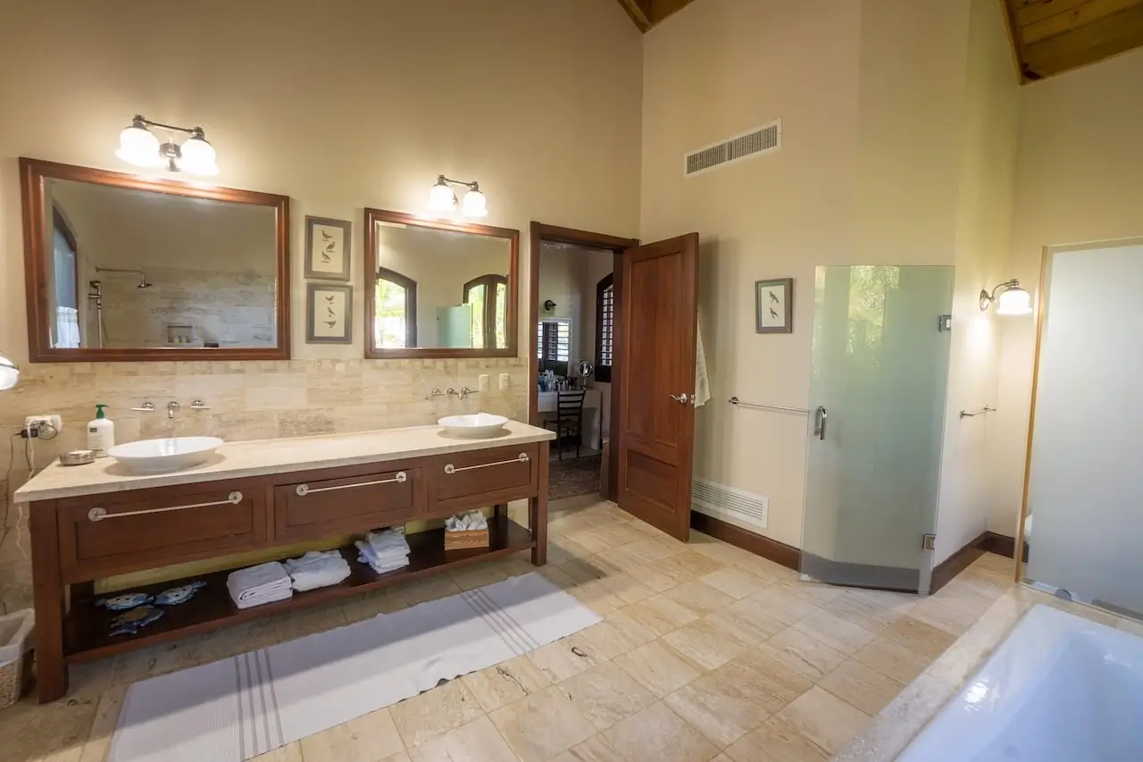 Private Luxury Villa in Sea Horse Ranch with Guest House
