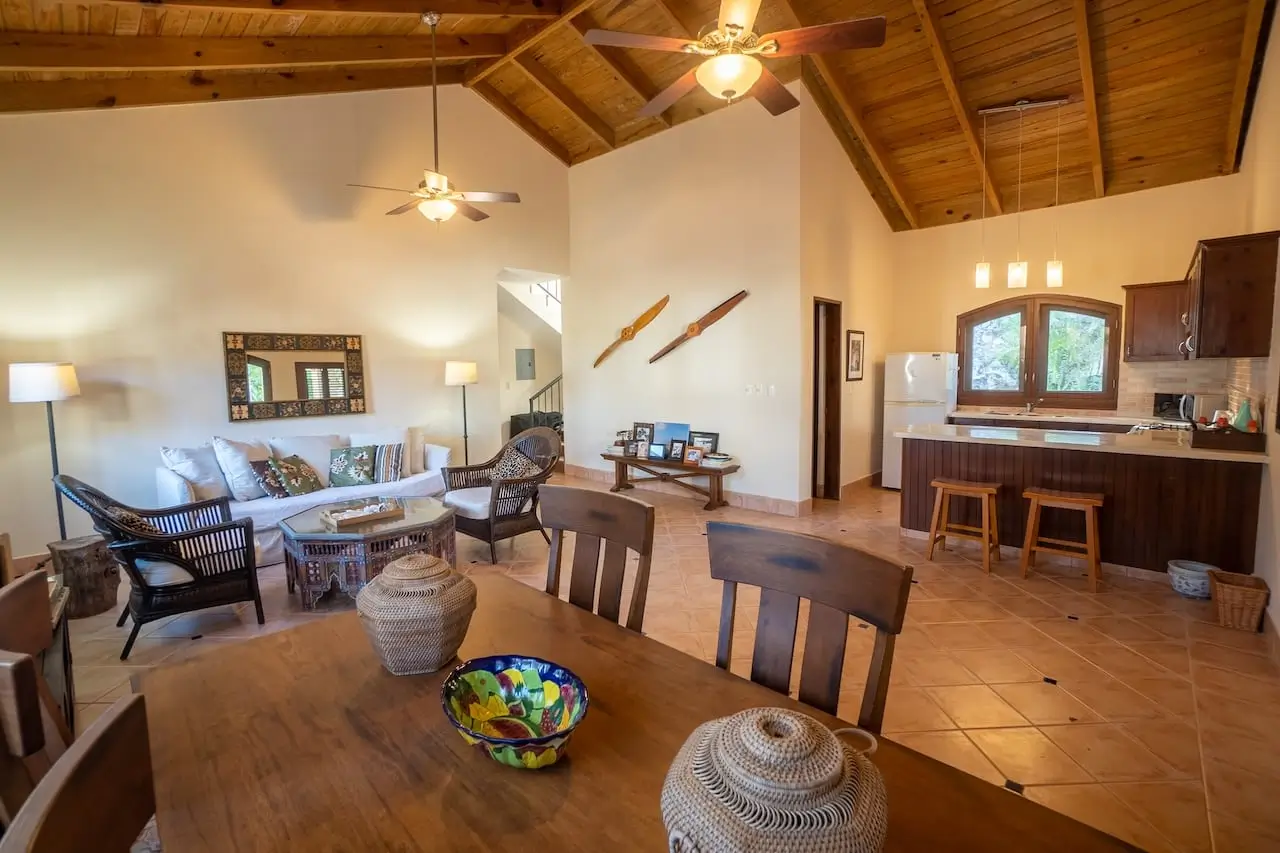 Private Luxury Villa in Sea Horse Ranch with guest house