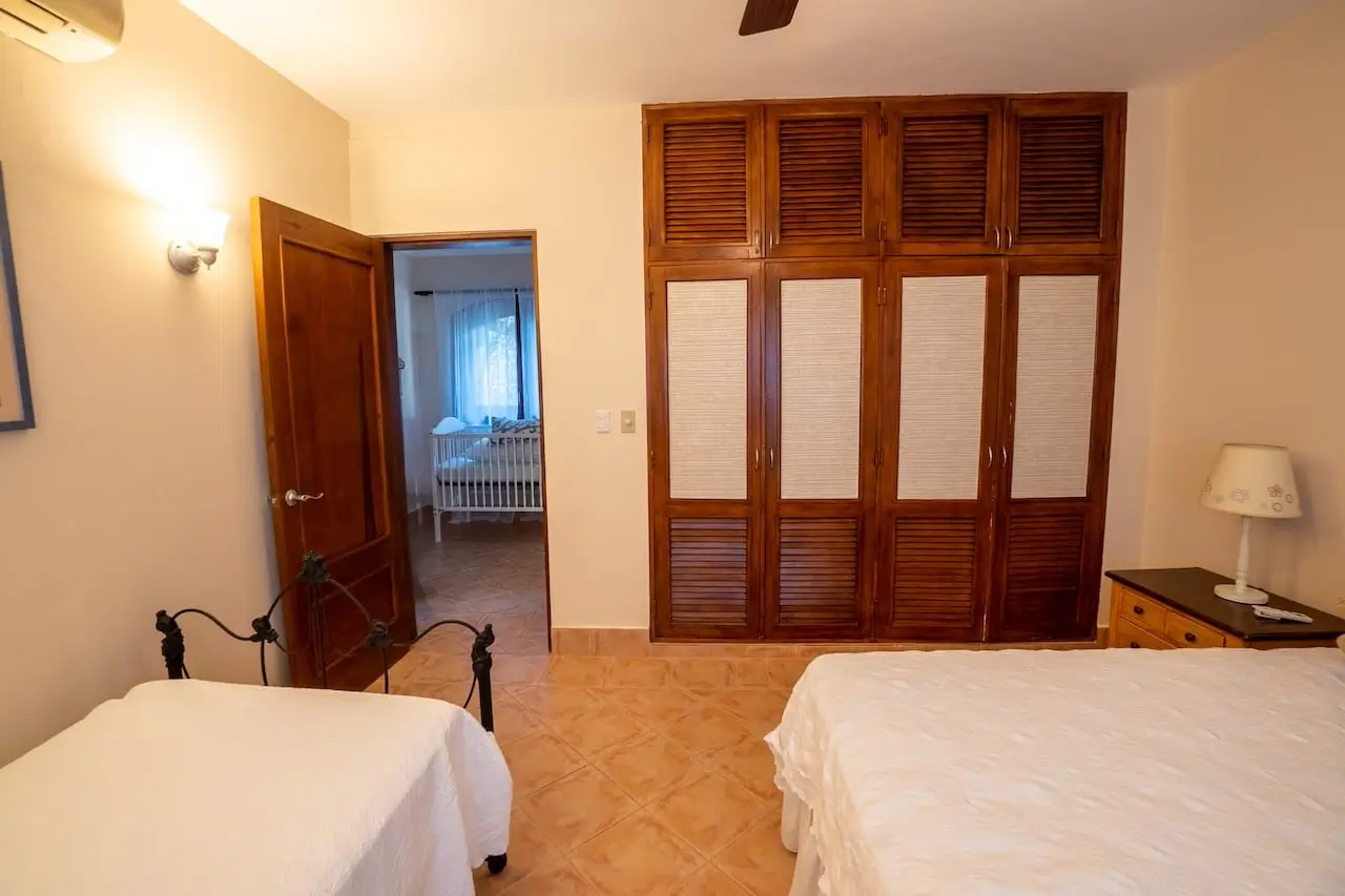 Private Luxury Villa in Sea Horse Ranch with Guest House