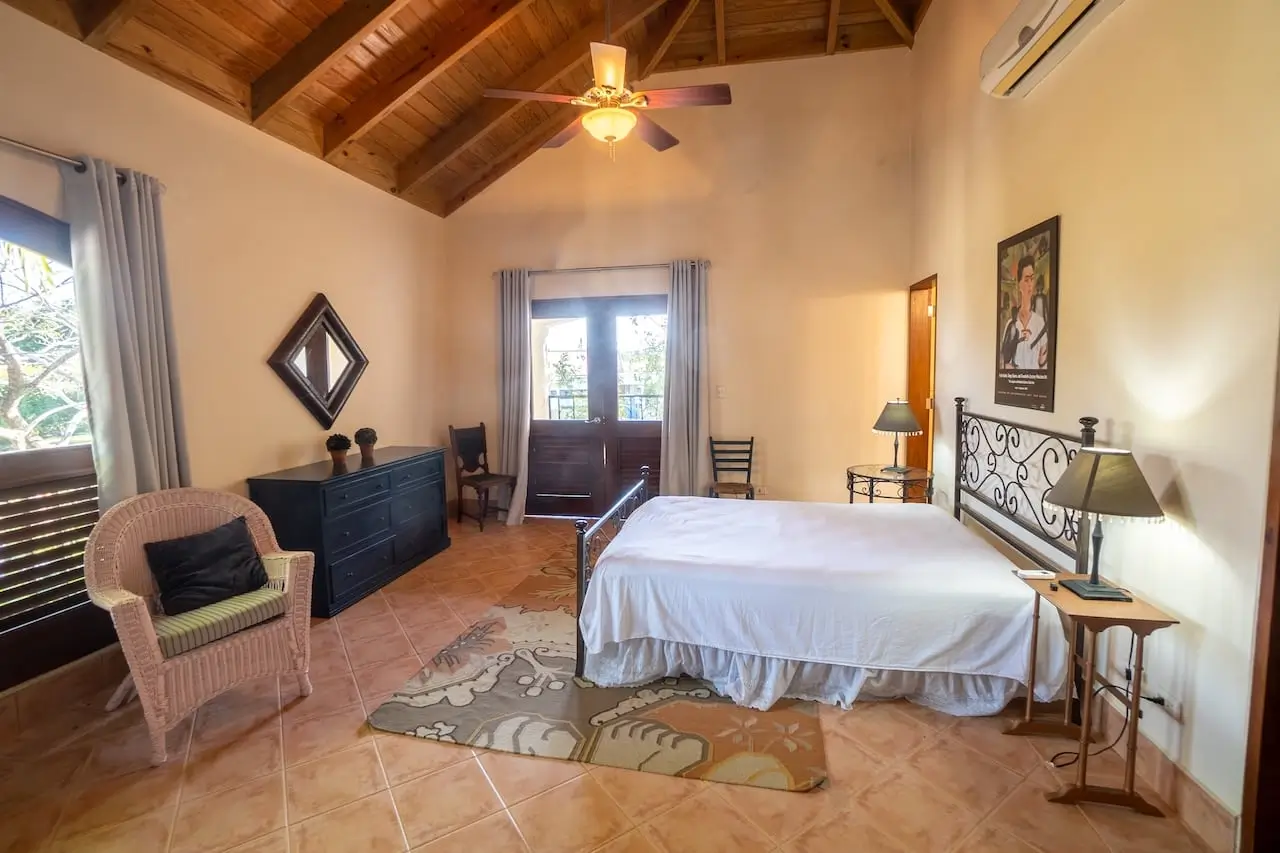 Private Luxury Villa in Sea Horse Ranch with guest house