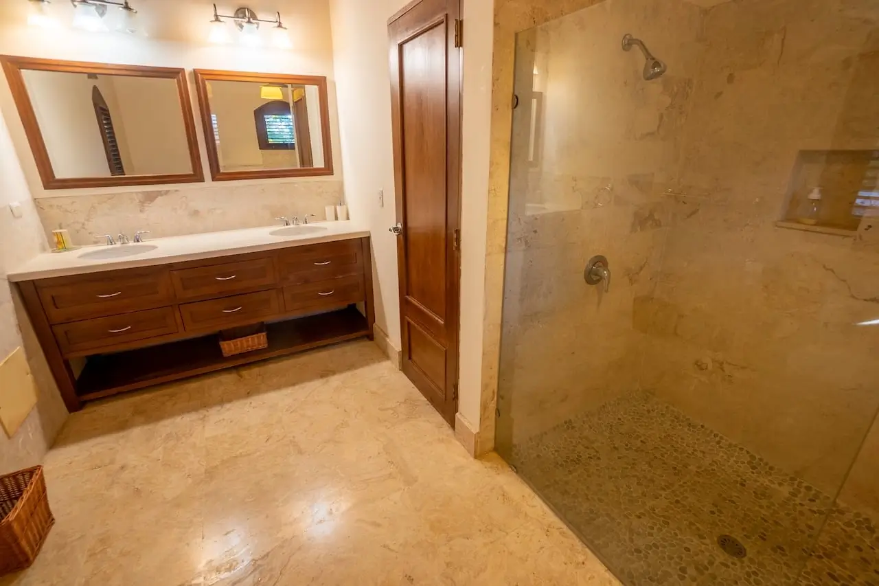 Private Luxury Villa in Sea Horse Ranch with guest house