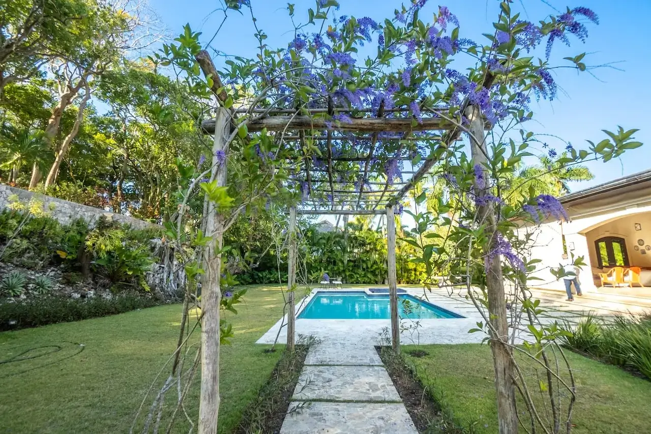 Private Luxury Villa in Sea Horse Ranch with guest house