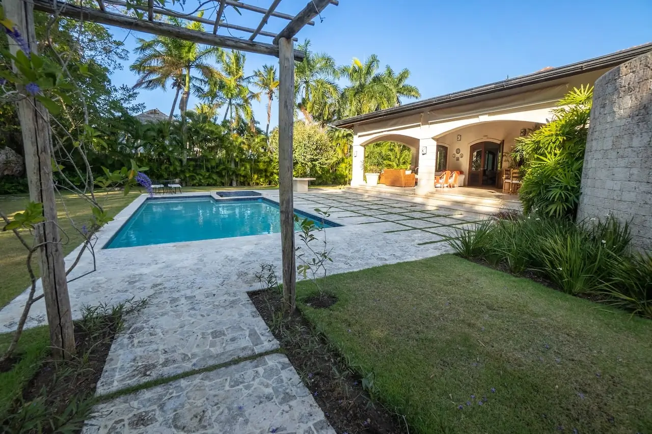 Private Luxury Villa in Sea Horse Ranch with guest house