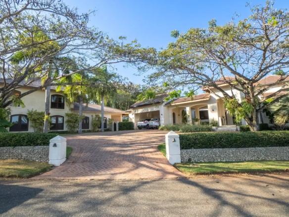 Private Luxury Villa in Sea Horse Ranch with Guest House