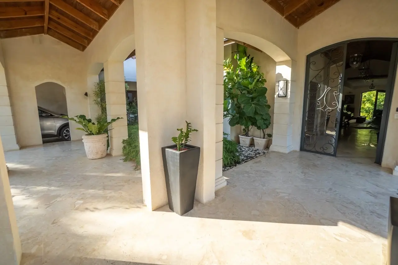 Private Luxury Villa in Sea Horse Ranch with guest house